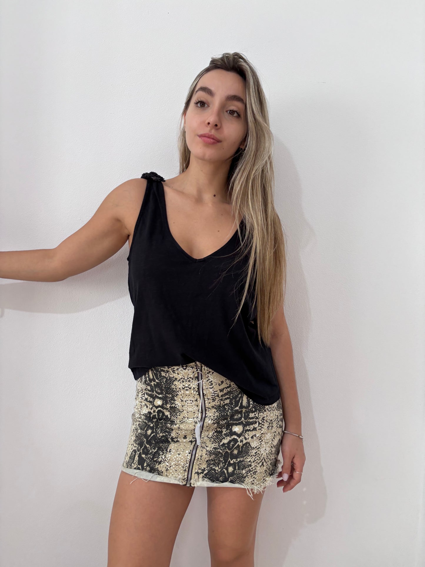 Musculosa negra con hombreras talle L