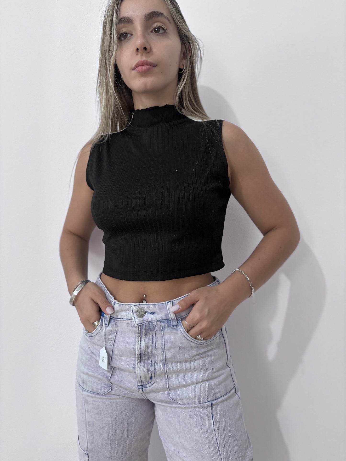Musculosa negra con blanco talle M