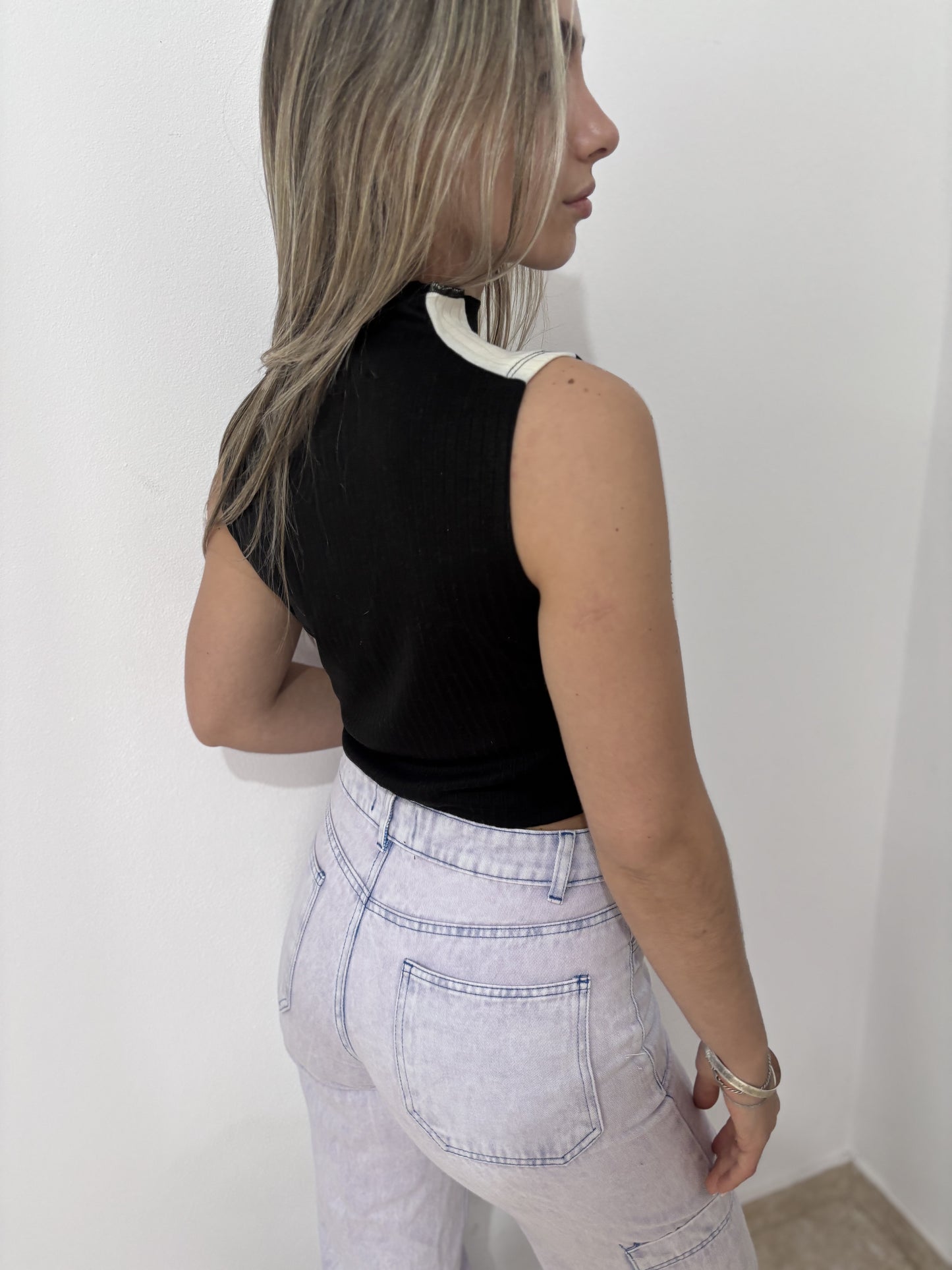 Musculosa negra con blanco talle M
