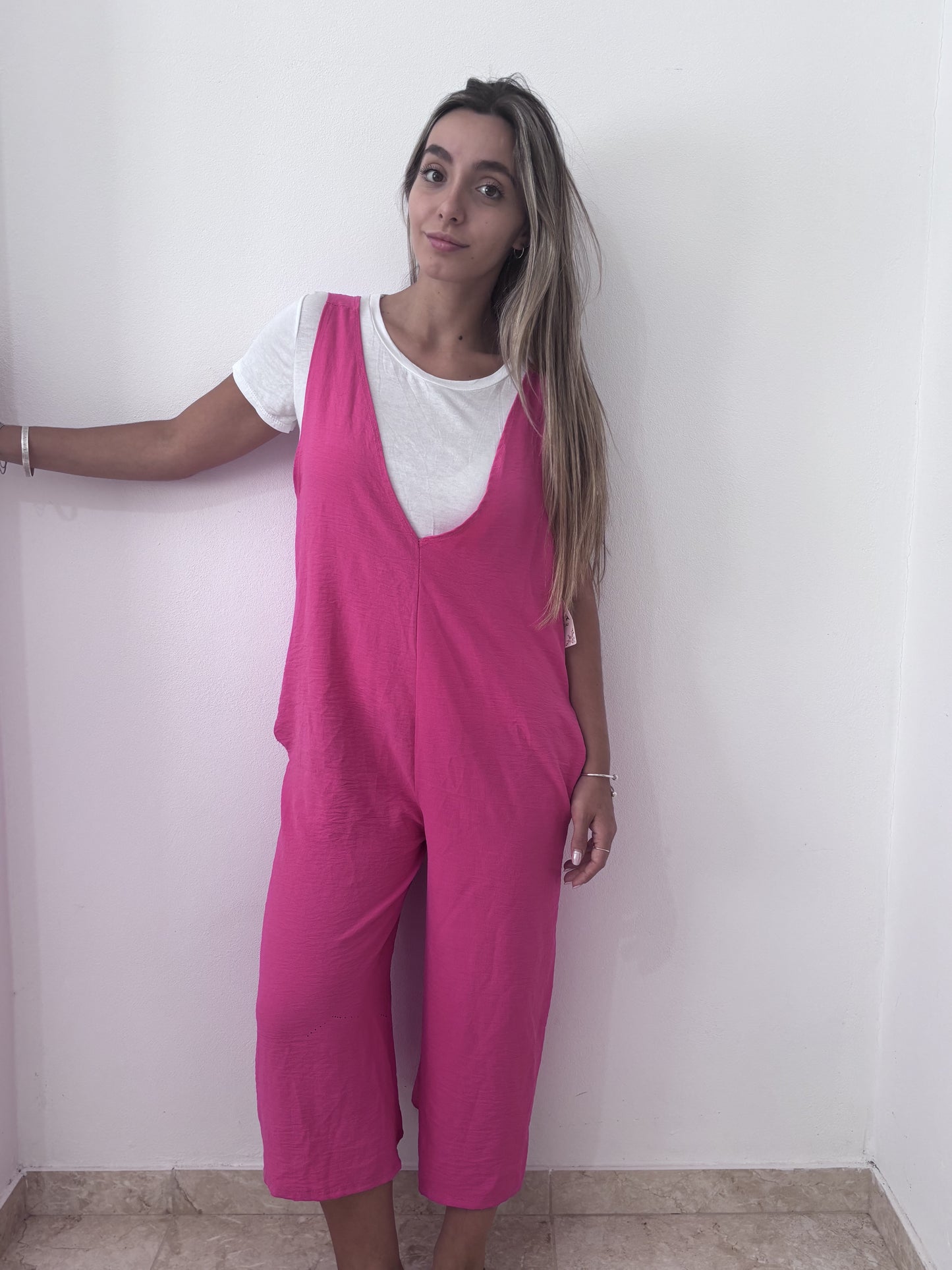 Enterito fucsia con remera blanca talle M