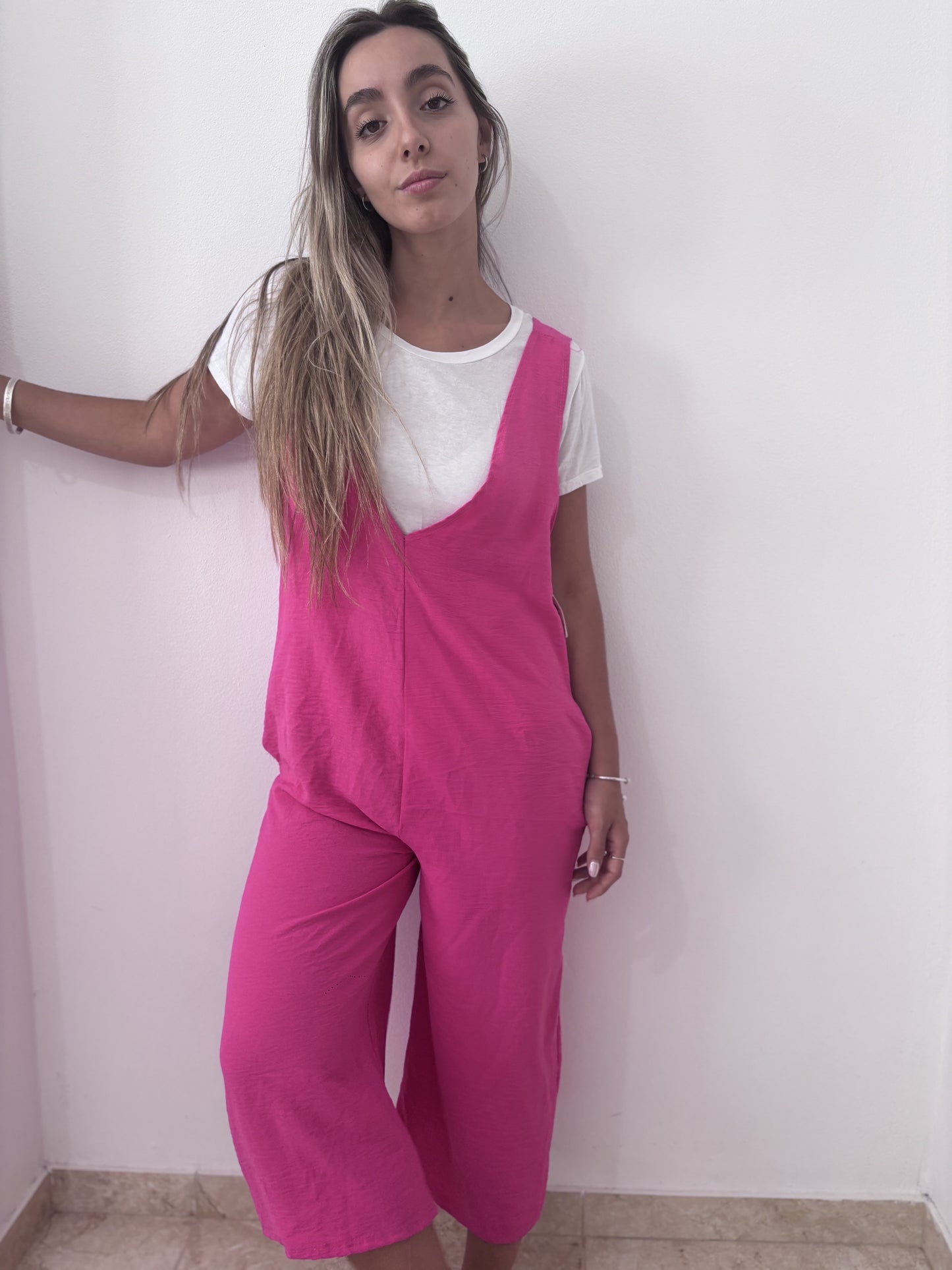 Enterito fucsia con remera blanca talle M