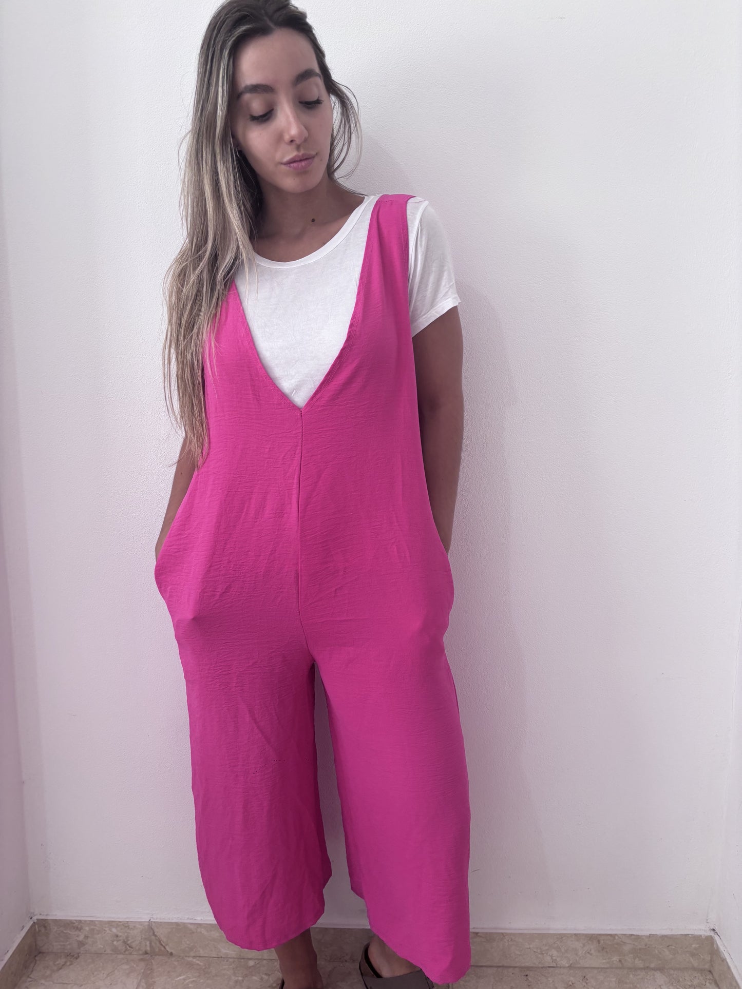 Enterito fucsia con remera blanca talle M