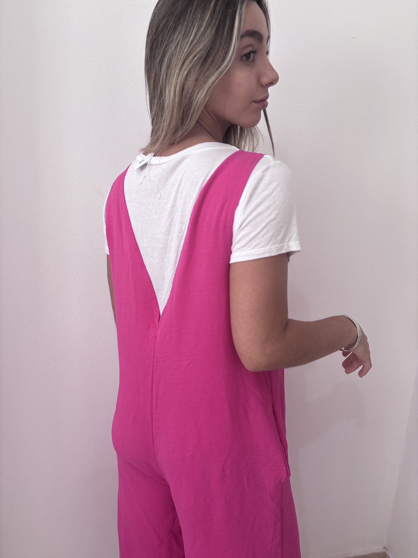 Enterito fucsia con remera blanca talle M