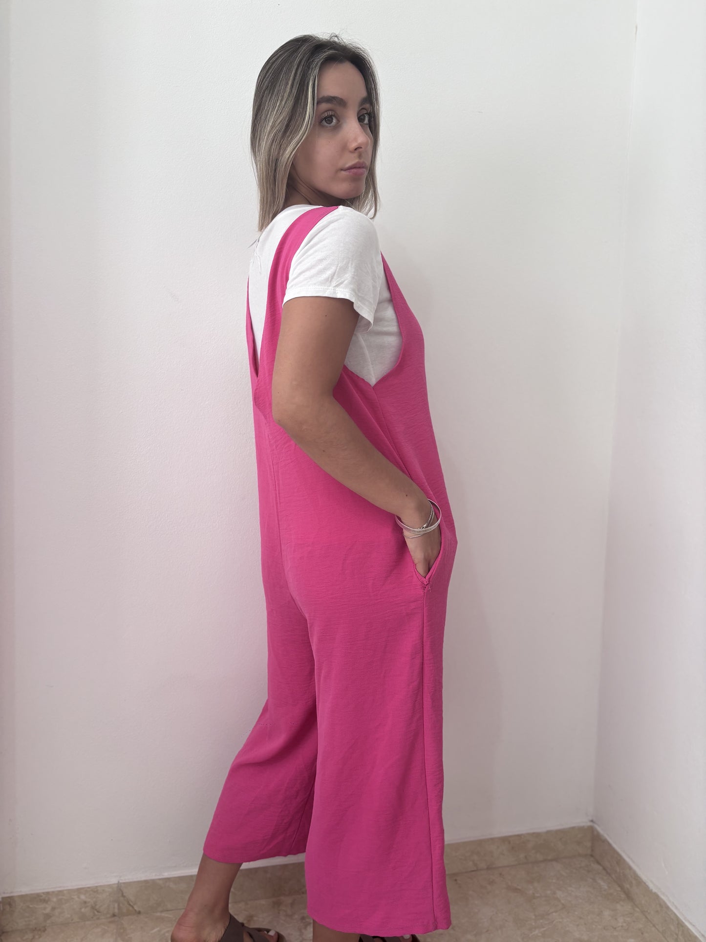 Enterito fucsia con remera blanca talle M
