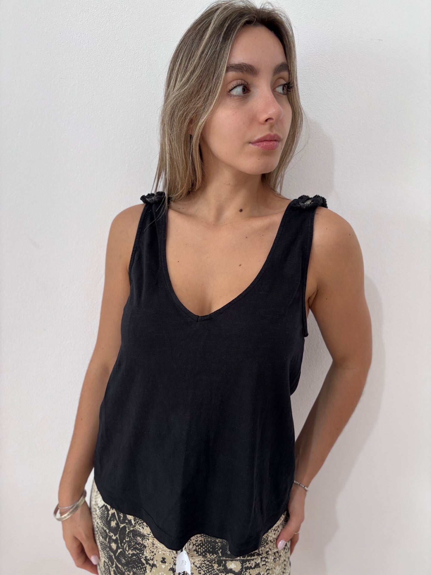 Musculosa negra con hombreras talle L