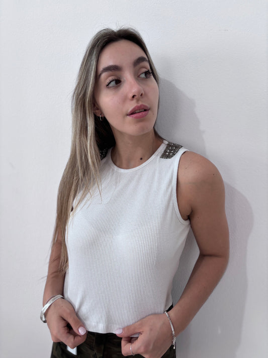 Musculosa blanca con hombreras talle L