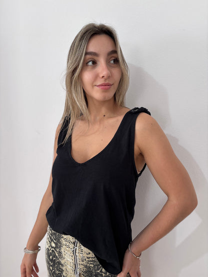 Musculosa negra con hombreras talle L