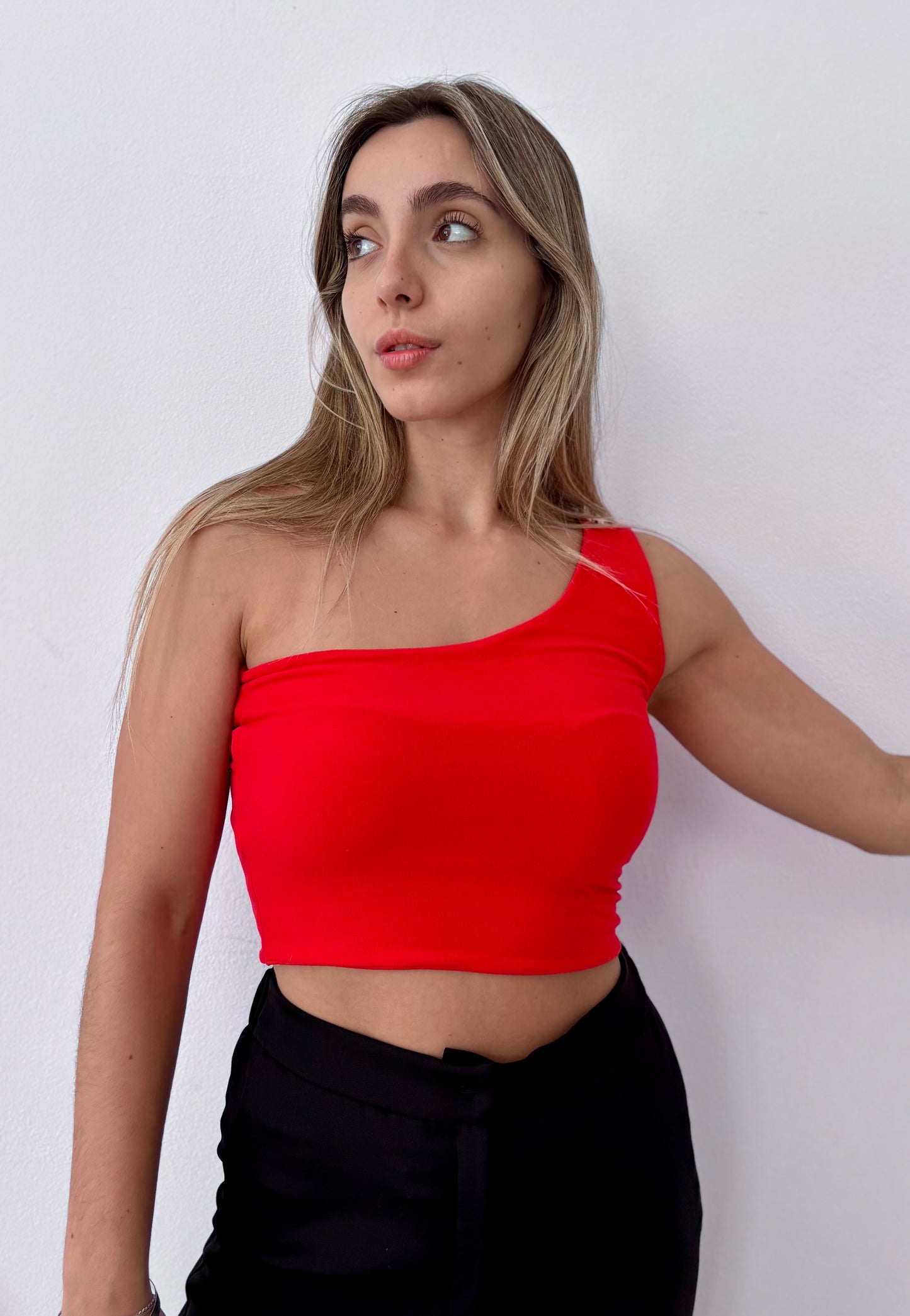 Top rojo una manga talle M L