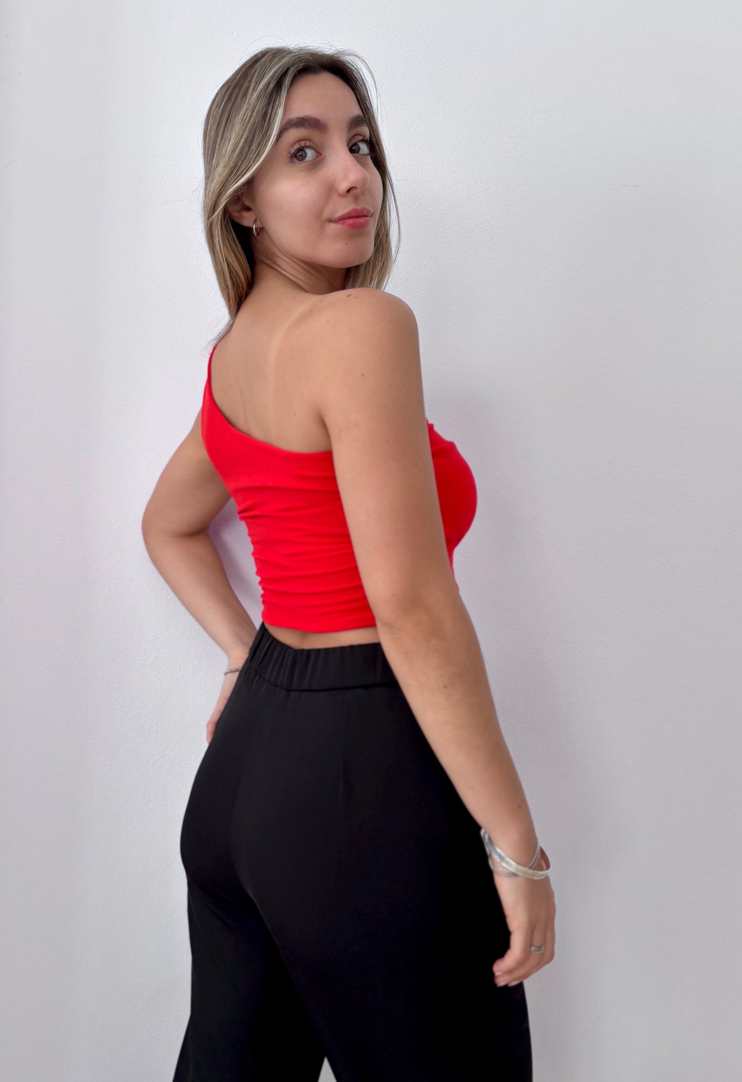 Top rojo una manga talle M L